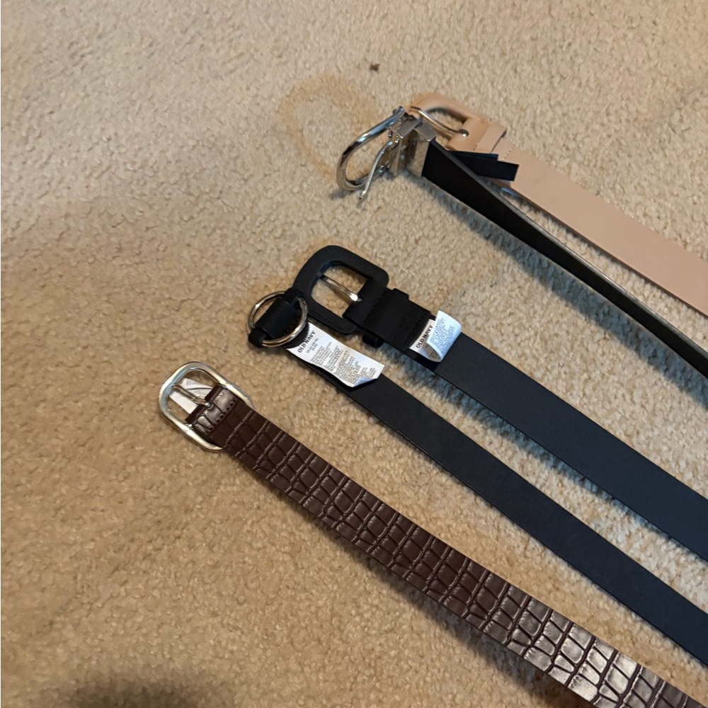 Women’s belts size 3x -4x. The 2nd picture is a belt that is reversible.